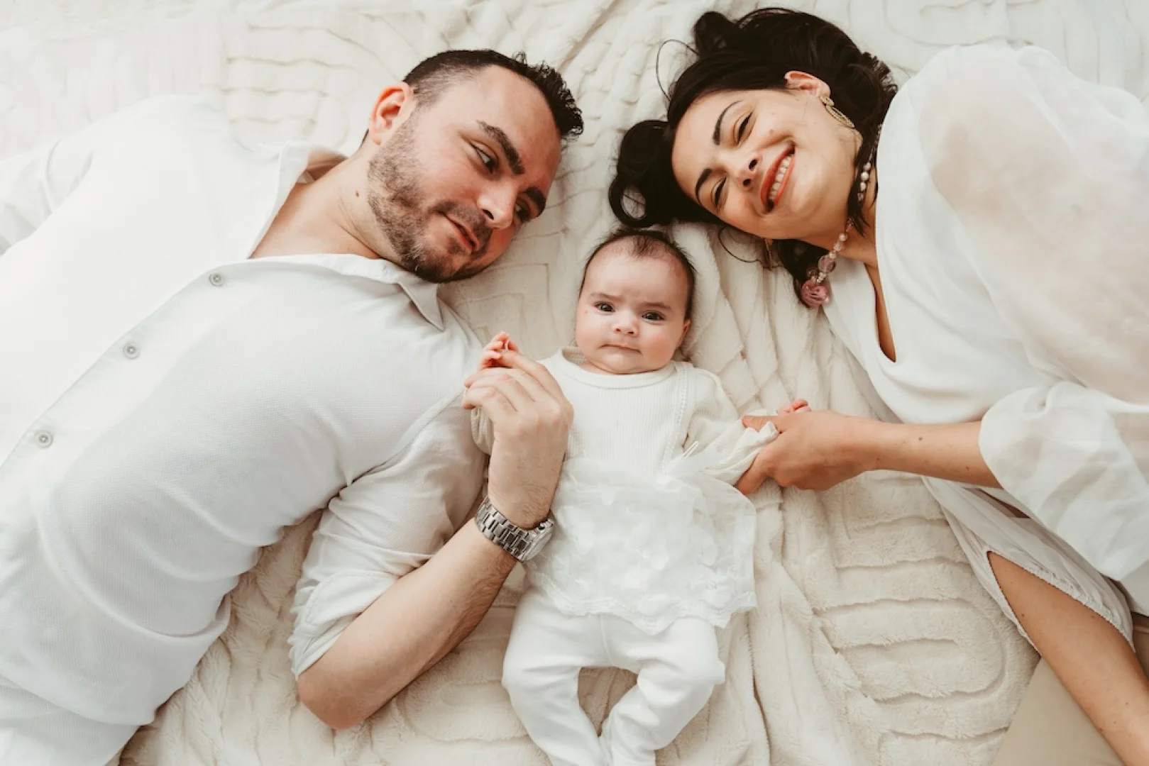 Séance nouveau-né à Pégomas – Du ventre rond sur la plage aux premiers jours de bébé
